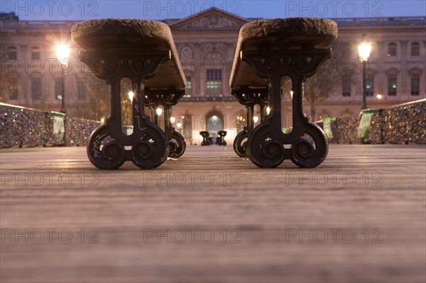 france, ile de france, paris, 6e arrondissement, pont des arts, entre quai de conti et musee du louvre, seine, nuit, cadenas, petit matin,