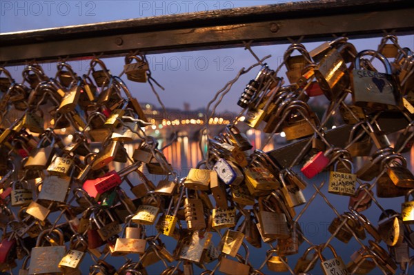 france, ile de france, paris, 6e arrondissement, pont des arts, entre quai de conti et musee du louvre, seine, nuit, cadenas, petit matin,