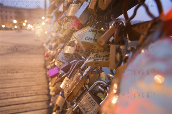 france, ile de france, paris, 6e arrondissement, pont des arts, entre quai de conti et musee du louvre, seine, nuit, cadenas, petit matin,