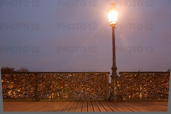 france, ile de france, paris, 6e arrondissement, pont des arts, entre quai de conti et musee du louvre, seine, nuit, cadenas, petit matin,