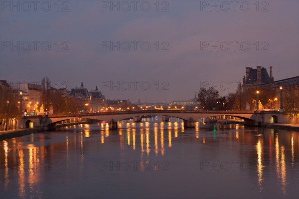 france, ile de france, paris, 6e arrondissement, pont des arts, entre quai de conti et musee du louvre, seine, nuit, cadenas, petit matin,