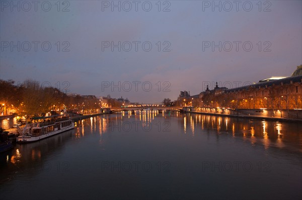 france, ile de france, paris, 6e arrondissement, pont des arts, entre quai de conti et musee du louvre, seine, nuit, cadenas, petit matin,