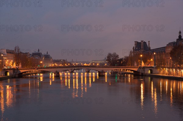 france, ile de france, paris, 6e arrondissement, pont des arts, entre quai de conti et musee du louvre, seine, nuit, cadenas, petit matin,