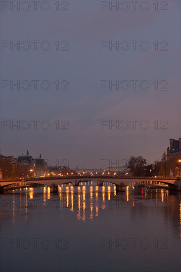 france, ile de france, paris, 6e arrondissement, pont des arts, entre quai de conti et musee du louvre, seine, nuit, cadenas, petit matin,