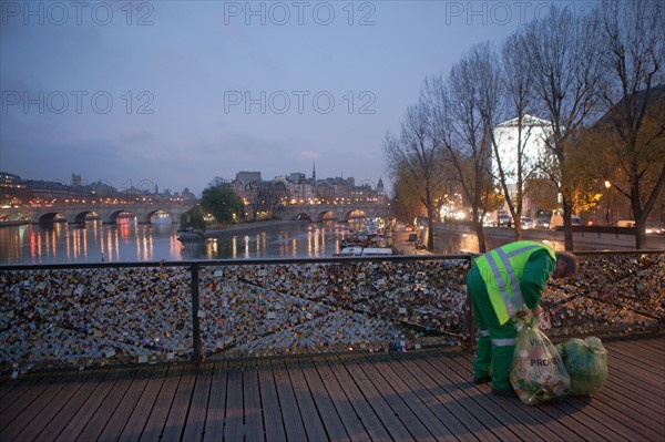 france, ile de france, paris, 6e arrondissement, pont des arts, entre quai de conti et musee du louvre, seine, nuit, cadenas, petit matin,