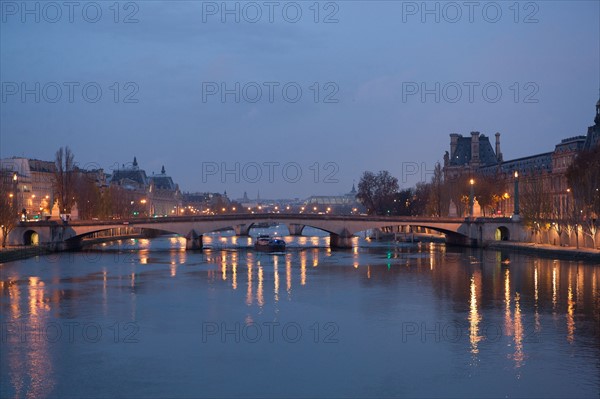 france, ile de france, paris, 6e arrondissement, pont des arts, entre quai de conti et musee du louvre, seine, nuit, cadenas, petit matin,