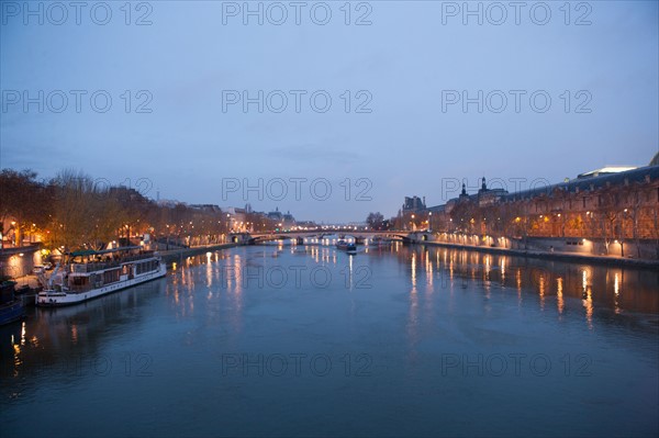 france, ile de france, paris, 6e arrondissement, pont des arts, entre quai de conti et musee du louvre, seine, nuit, cadenas, petit matin,