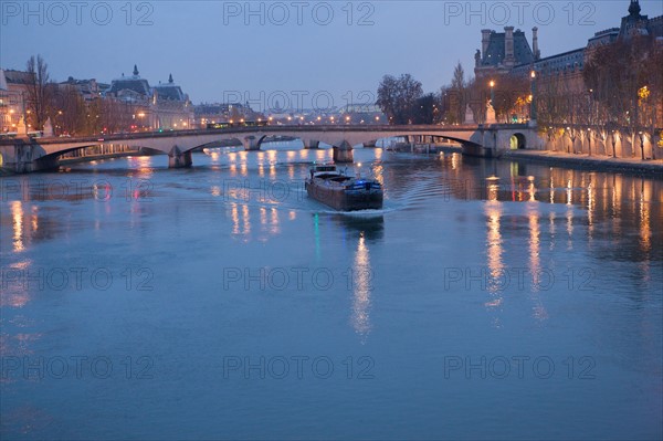 france, ile de france, paris, 6e arrondissement, pont des arts, entre quai de conti et musee du louvre, seine, nuit, cadenas, petit matin,