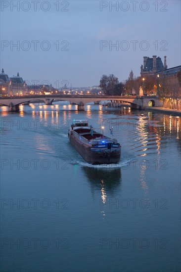 france, ile de france, paris, 6e arrondissement, pont des arts, entre quai de conti et musee du louvre, seine, nuit, cadenas, petit matin,