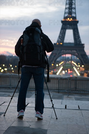 france, region ile de france, paris 16e arrondissement, jardins du trocadero, parvis des droits de l'homme, esplanade, touriste photographiant la tour eiffel sur la pointe des pieds,  matin, nuit, escaliers,