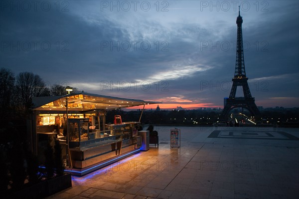 france, region ile de france, paris 16e arrondissement, tour eiffel, trocadero, parvis des droits de l'homme, kiosque, commerce, petit matin, nuit,