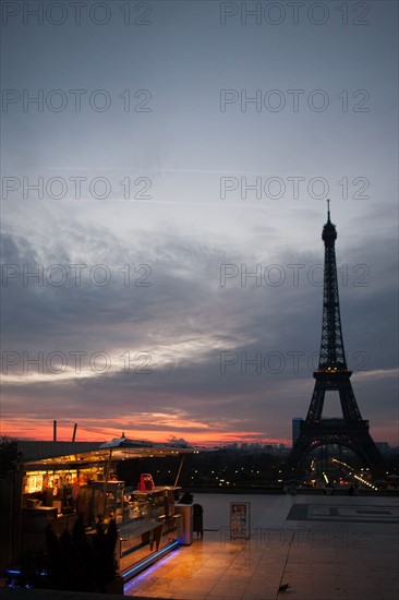 france, region ile de france, paris 16e arrondissement, tour eiffel, trocadero, parvis des droits de l'homme, kiosque, commerce, petit matin, nuit,