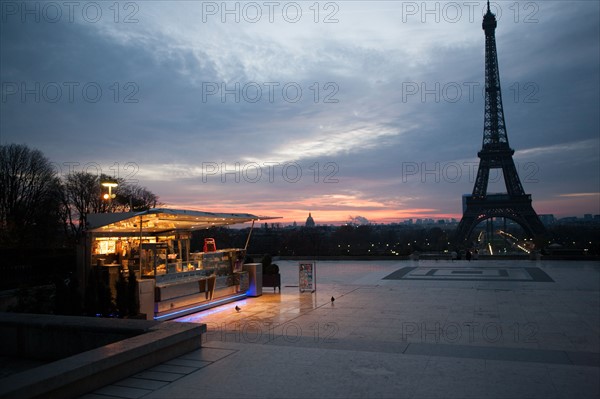 france, region ile de france, paris 16e arrondissement, tour eiffel, trocadero, parvis des droits de l'homme, kiosque, commerce, petit matin, nuit,