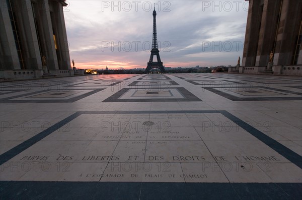 france, region ile de france, paris 16e arrondissement, tour eiffel, trocadero, parvis des droits de l'homme, kiosque, commerce, petit matin, nuit,