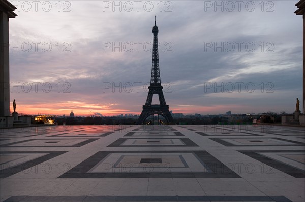 france, region ile de france, paris 16e arrondissement, tour eiffel, trocadero, parvis des droits de l'homme, kiosque, commerce, petit matin, nuit,