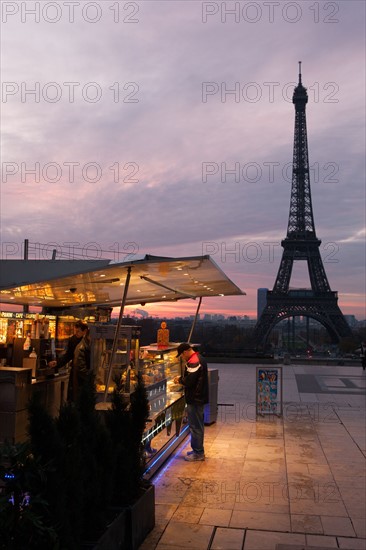 france, region ile de france, paris 16e arrondissement, tour eiffel, trocadero, parvis des droits de l'homme, kiosque, commerce, petit matin, nuit,