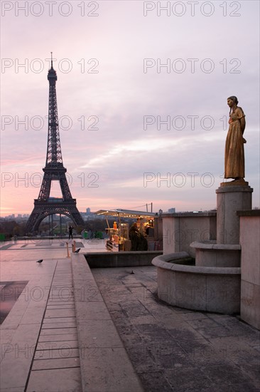 france, region ile de france, paris 16e arrondissement, tour eiffel, trocadero, parvis des droits de l'homme, kiosque, commerce, petit matin, nuit,