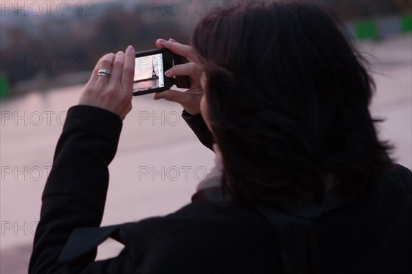 france, region ile de france, paris 16e arrondissement, tour eiffel, trocadero, parvis des droits de l'homme, touriste, photo avec i phone, smartphone, petit matin, nuit,