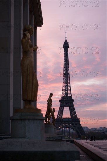 france, region ile de france, paris 16e arrondissement, tour eiffel, trocadero, parvis des droits de l'homme, petit matin, nuit,