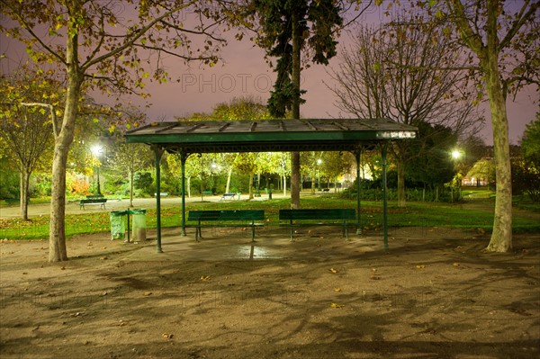 france, region ile de france, paris 7e arrondissement, champ de mars, allee de nuit, petit matin, kiosque, banc,