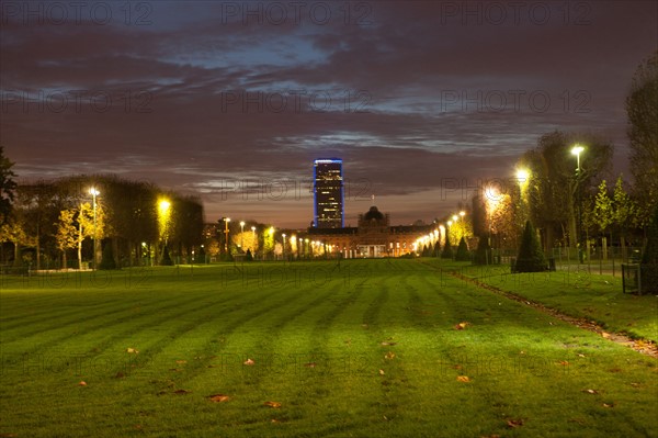 france, region ile de france, paris 7e arrondissement, champ de mars, allee de nuit, petit matin, kiosque, banc,