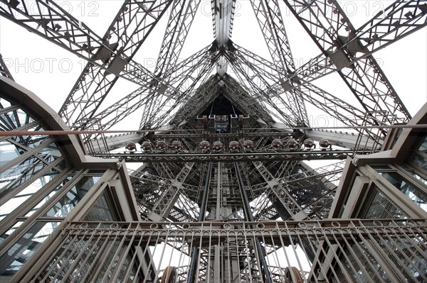 France, ile de france, paris 7e arrondissement, tour eiffel, interieur du monument concu par gustave eiffel, depuis le premier etage, panorama,