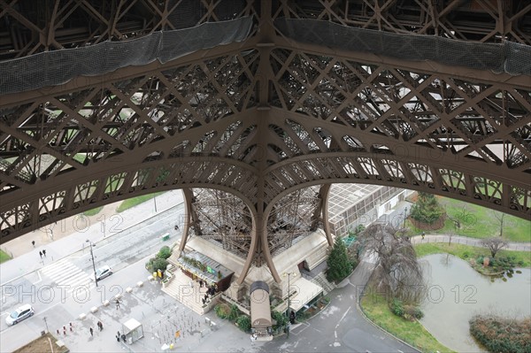 France, ile de france, paris 7e arrondissement, tour eiffel, interieur du monument concu par gustave eiffel, depuis le premier etage, panorama, pilier sud,