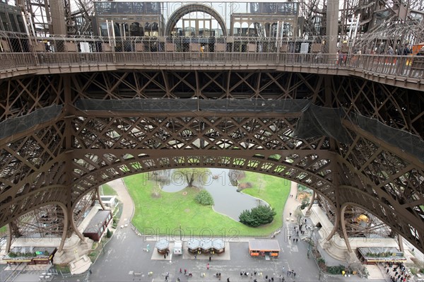 France, ile de france, paris 7e arrondissement, tour eiffel, interieur du monument concu par gustave eiffel, depuis le premier etage, panorama, piliers,