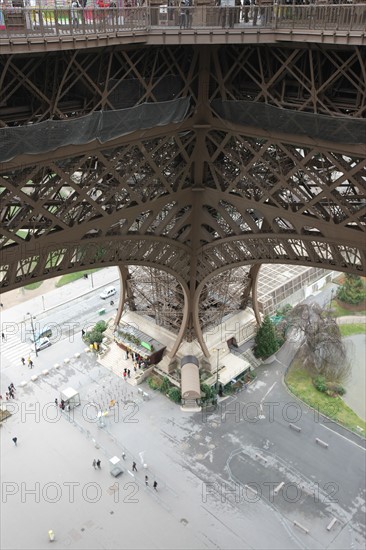 France, ile de france, paris 7e arrondissement, tour eiffel, interieur du monument concu par gustave eiffel, depuis le premier etage, panorama, pilier sud,