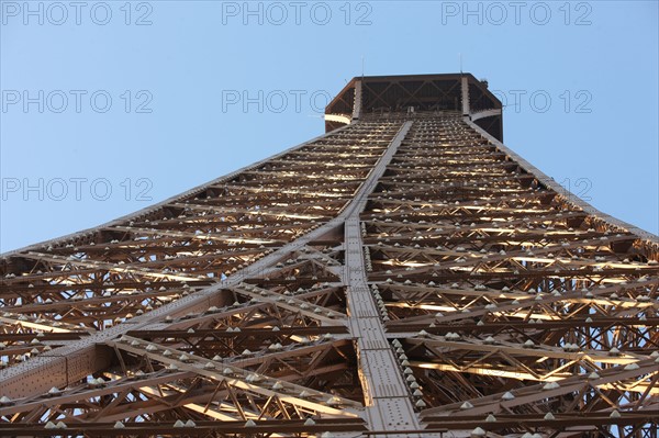 France, ile de france, paris 7e arrondissement, tour eiffel, vue depuis le 2e etage, vers le sommet, metal et rivets,