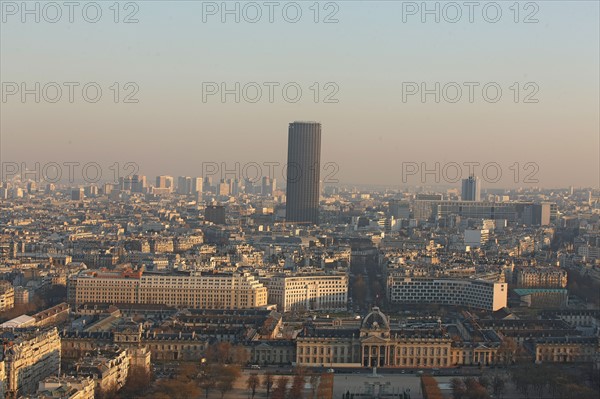France, ile de france, paris 7e arrondissement, tour eiffel, vue depuis le 2e etage, vers le champ de mars, ecole militaire et tour montparnasse,