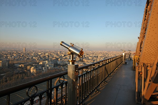 France, ile de france, paris 7e arrondissement, tour eiffel, vue depuis le 2e etage, vers le nord, longue-vue,