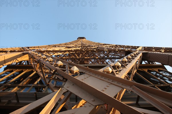 France, ile de france, paris 7e arrondissement, tour eiffel, vue depuis le 2e etage, vers le sommet, metal et rivets,