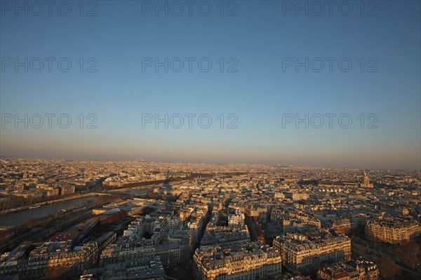 France, ile de france, paris 7e arrondissement, tour eiffel, vue depuis le 2e etage, vers la seine, concorde, musee du quai branly, ombre projetee de la tour,