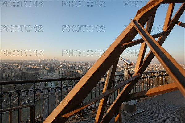 France, ile de france, paris 7e arrondissement, tour eiffel, vue depuis le 2e etage, vers la defense, toits, longues-vues,