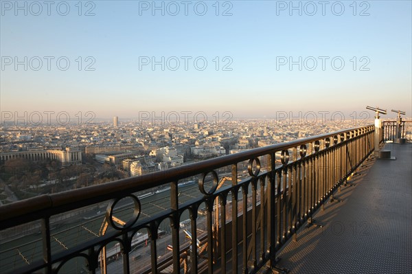 France, ile de france, paris 7e arrondissement, tour eiffel, vue depuis le 2e etage, vers les invalides, toits, longues_vues,