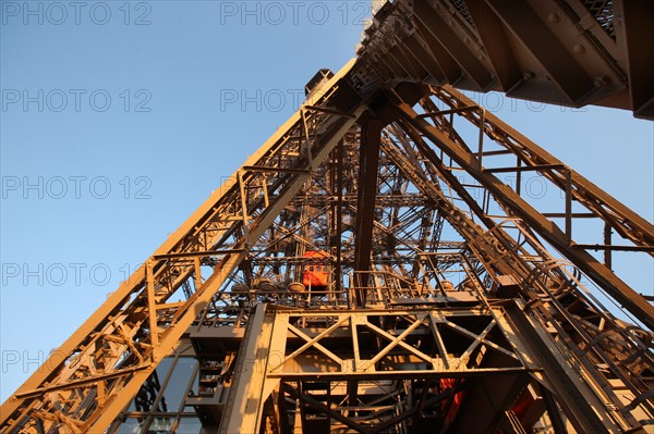 France, ile de france, paris 7e arrondissement, tour eiffel, vue depuis le 2e etage, vers le sommet, metal et rivets,