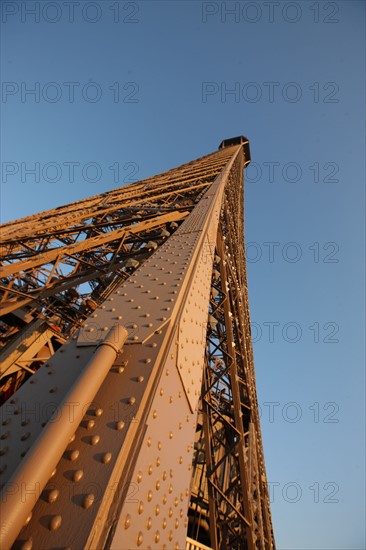 France, ile de france, paris 7e arrondissement, tour eiffel, vue depuis le 2e etage, vers le sommet, metal et rivets,