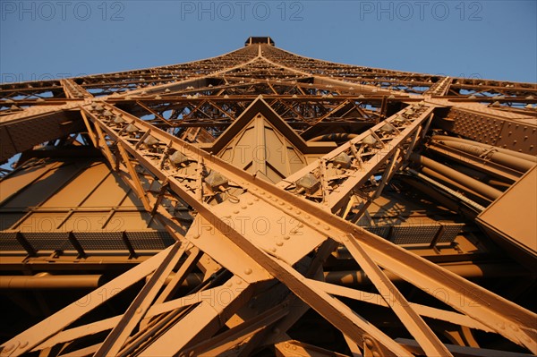 France, ile de france, paris 7e arrondissement, tour eiffel, vue depuis le 2e etage, vers le sommet, metal et rivets,