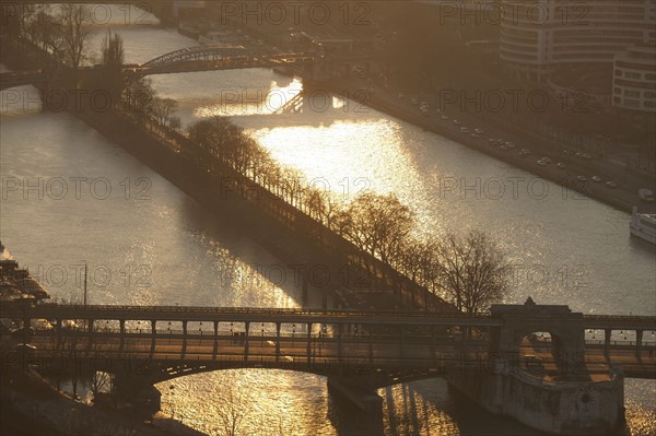 France, ile de france, paris 7e arrondissement, tour eiffel, vue depuis le 2e etage, seine, pont de bir hakeim, metro aerien,