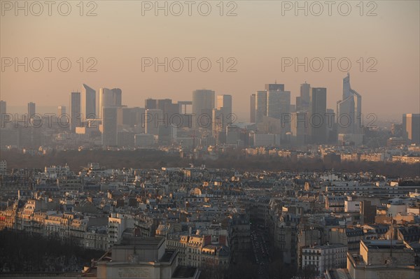 France, ile de france, paris 7e arrondissement, tour eiffel, vue depuis le 2e etage, vers la defense, soleil couchant,