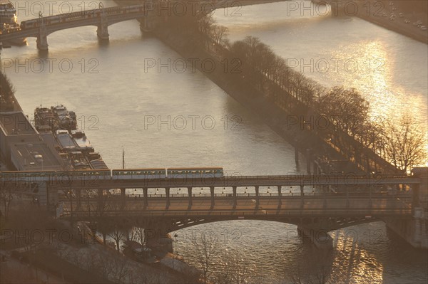 France, ile de france, paris 7e arrondissement, tour eiffel, vue depuis le 2e etage, seine, pont de bir hakeim, metro aerien,