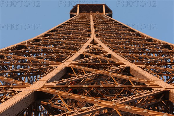 France, ile de france, paris 7e arrondissement, tour eiffel, vue depuis le 2e etage, vers le sommet, metal et rivets,