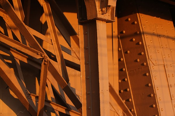 France, ile de france, paris 7e arrondissement, tour eiffel, vue depuis le 2e etage, detail pilier, metal et rivets,