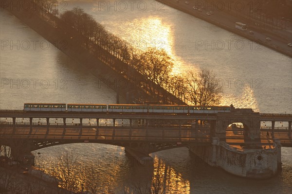 France, ile de france, paris 7e arrondissement, tour eiffel, vue depuis le 2e etage, seine, pont de bir hakeim, metro aerien,