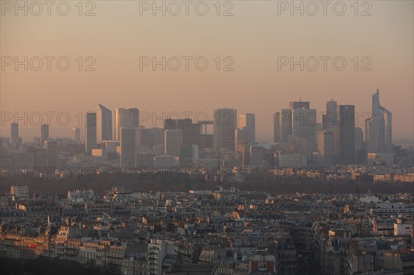 France, ile de france, paris 7e arrondissement, tour eiffel, vue depuis le 2e etage, vers la defense, toits,