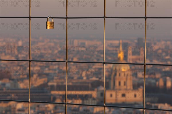 France, ile de france, paris 7e arrondissement, tour eiffel, vue depuis le 2e etage, vers les invalides, toits, cadenas et dome,