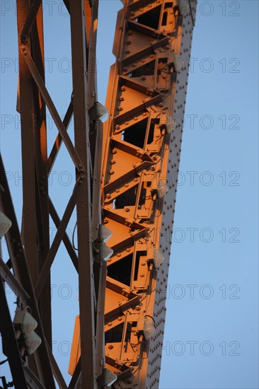 France, ile de france, paris 7e arrondissement, tour eiffel, vue depuis le 2e etage, detail pilier, metal et rivets,