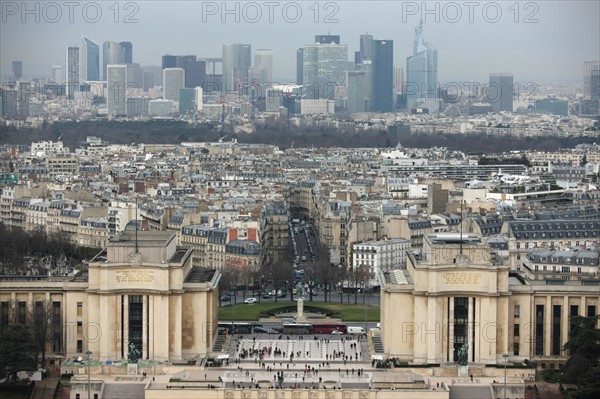 France, ile de france, paris 7e arrondissement, tour eiffel, interieur du monument concu par gustave eiffel, depuis le deuxieme etage, panorama, toits, trocadero, palais de chaillot, tours de la defense,