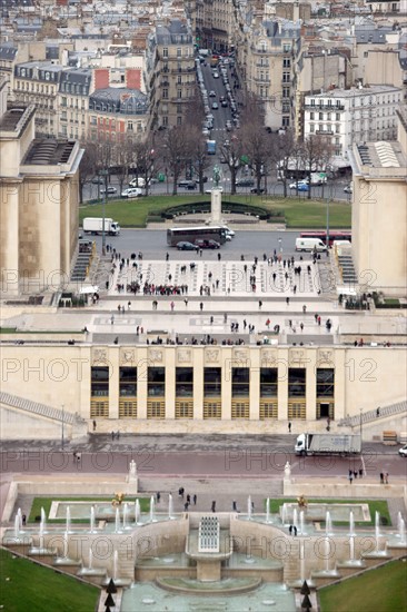 France, ile de france, paris 7e arrondissement, tour eiffel, interieur du monument concu par gustave eiffel, depuis le deuxieme etage, panorama, toits, trocadero, palais de chaillot,